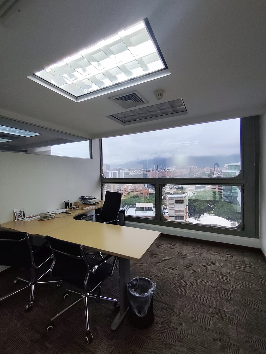 En venta.Oficina piso completo (507m2) en la Torre ABA de Las Mercedes, excelente ubicación, vista panorámica de la ciudad y el Avila.