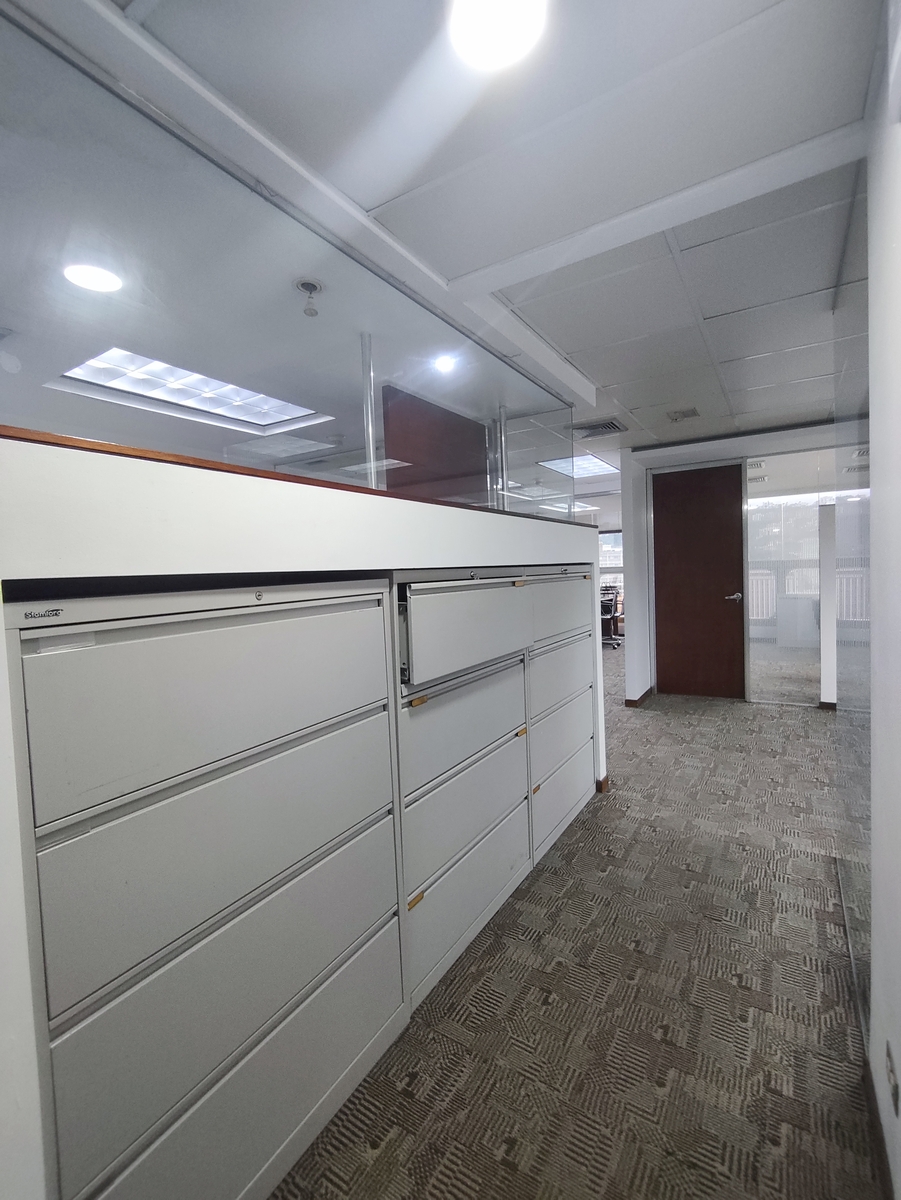 En venta.Oficina piso completo (507m2) en la Torre ABA de Las Mercedes, excelente ubicación, vista panorámica de la ciudad y el Avila.