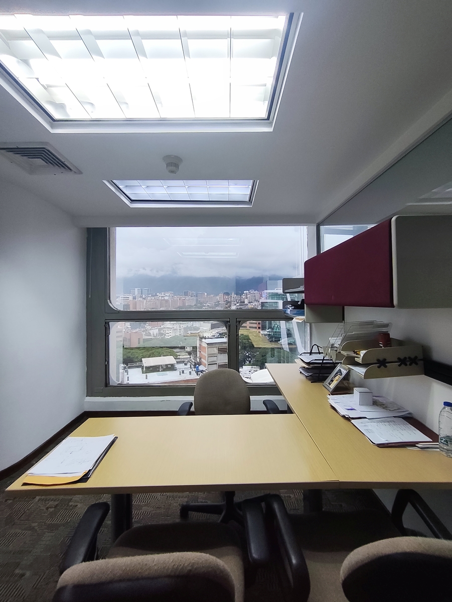 En venta.Oficina piso completo (507m2) en la Torre ABA de Las Mercedes, excelente ubicación, vista panorámica de la ciudad y el Avila.
