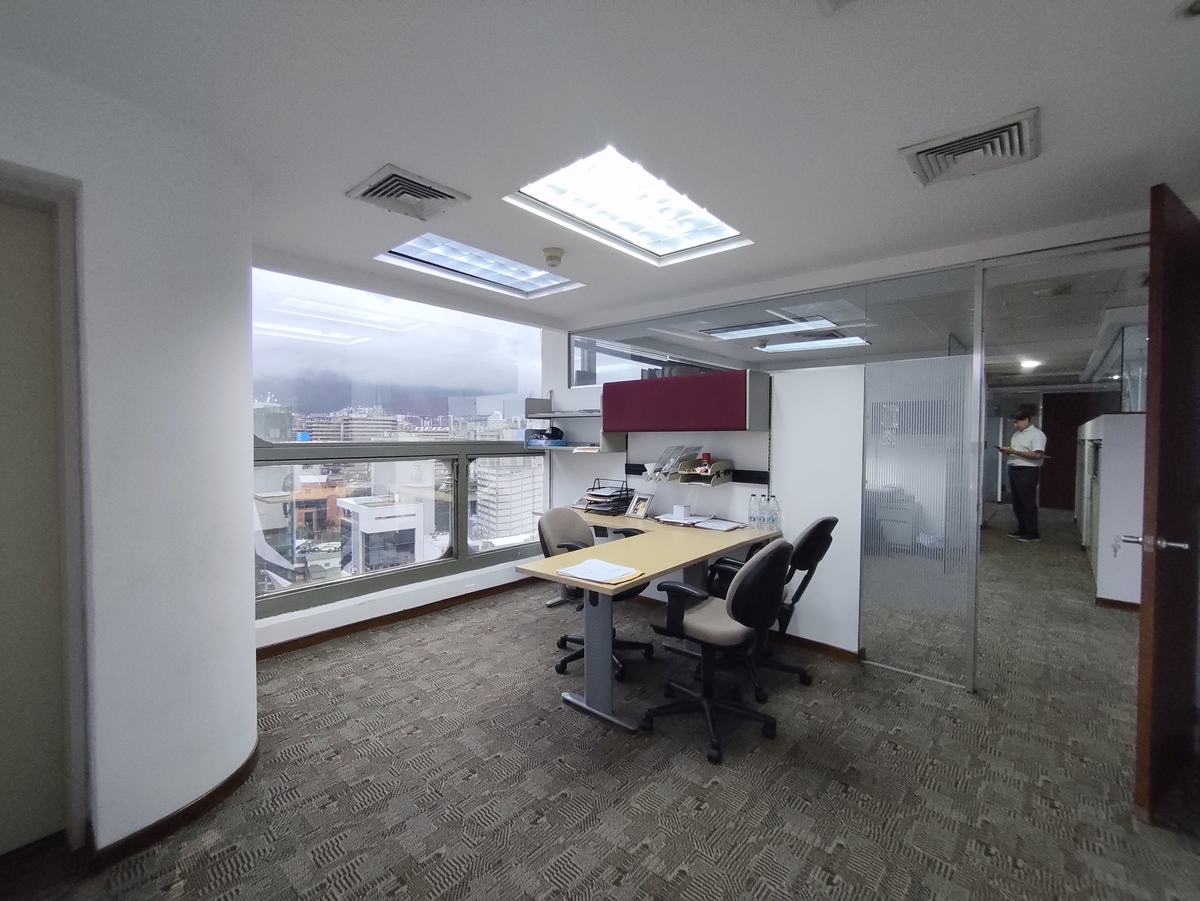 En venta.Oficina piso completo (507m2) en la Torre ABA de Las Mercedes, excelente ubicación, vista panorámica de la ciudad y el Avila.