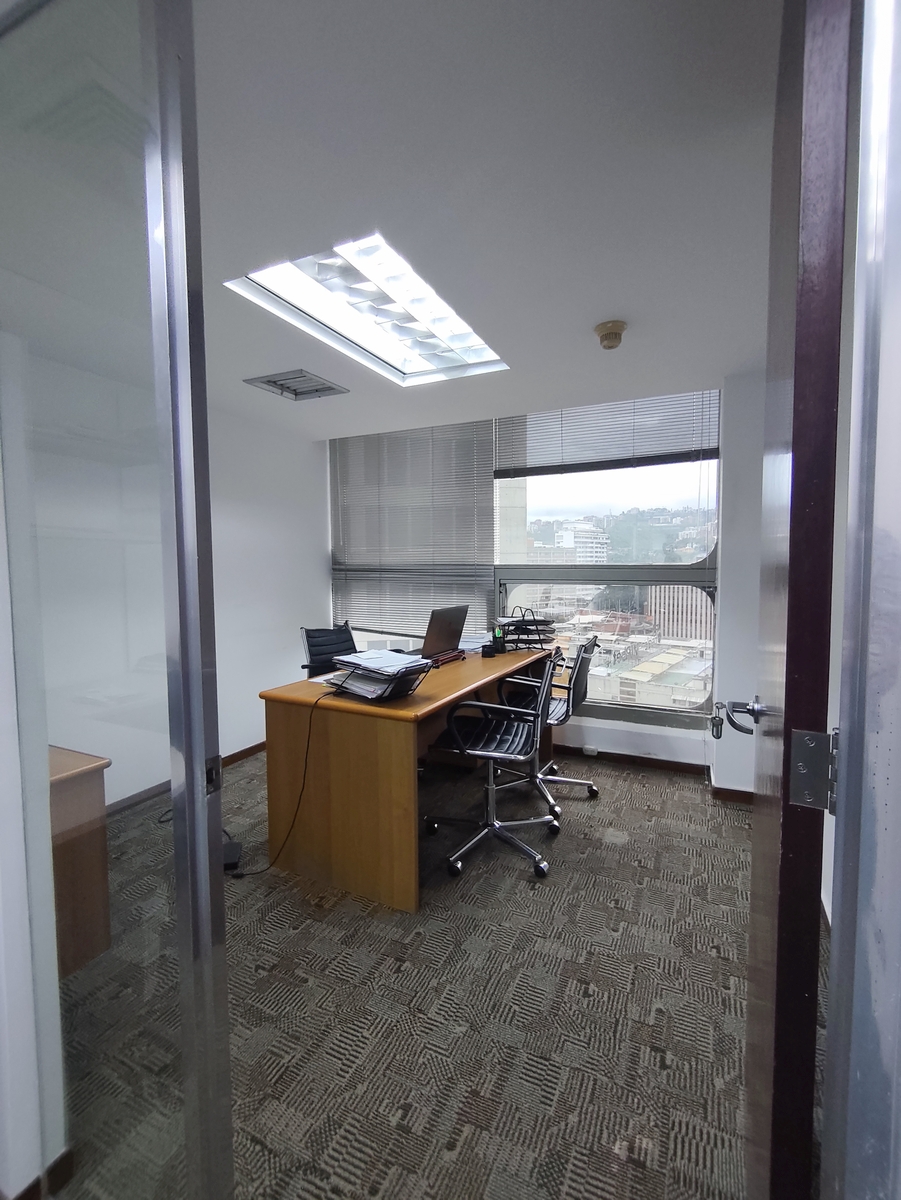 En venta.Oficina piso completo (507m2) en la Torre ABA de Las Mercedes, excelente ubicación, vista panorámica de la ciudad y el Avila.