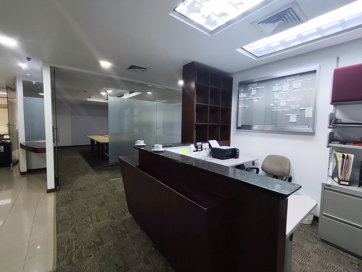 En venta.Oficina piso completo (507m2) en la Torre ABA de Las Mercedes, excelente ubicación, vista panorámica de la ciudad y el Avila.