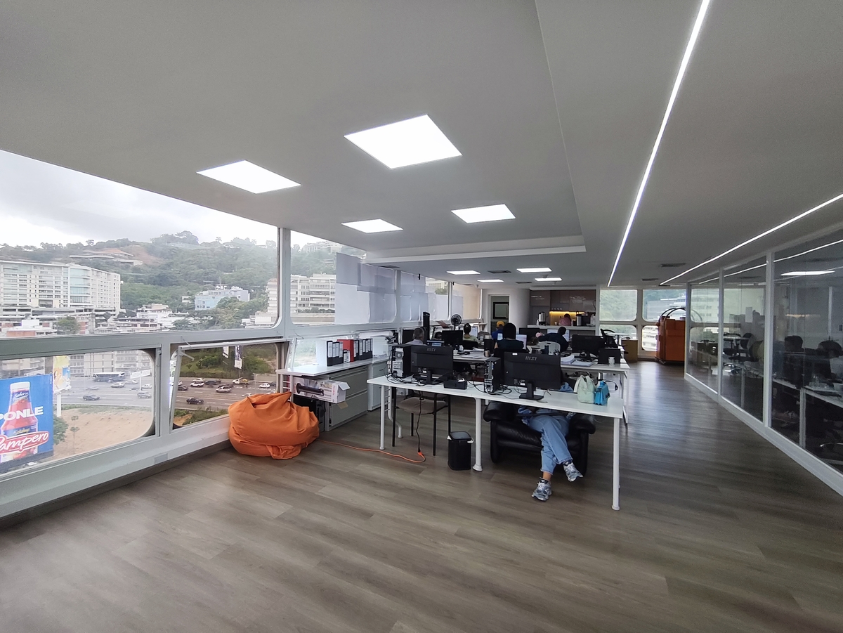 En venta.Oficina piso completo (507m2) en la Torre ABA de Las Mercedes, excelente ubicación, vista panorámica de la ciudad y el Avila.