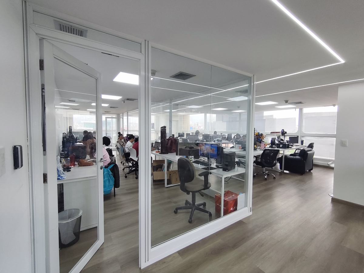 En venta.Oficina piso completo (507m2) en la Torre ABA de Las Mercedes, excelente ubicación, vista panorámica de la ciudad y el Avila.