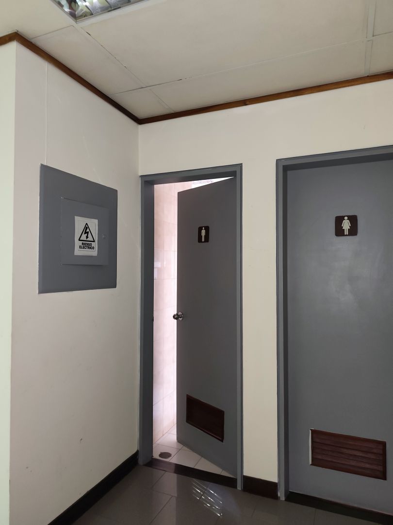 Edificio de Comercios y Oficinas a la Venta en Las Mercedes.10 pisos incluyendo stano con 27 puestos de estacionamiento. Precio de oportunidad en la zona de mayor revalorizacin de Caracas.