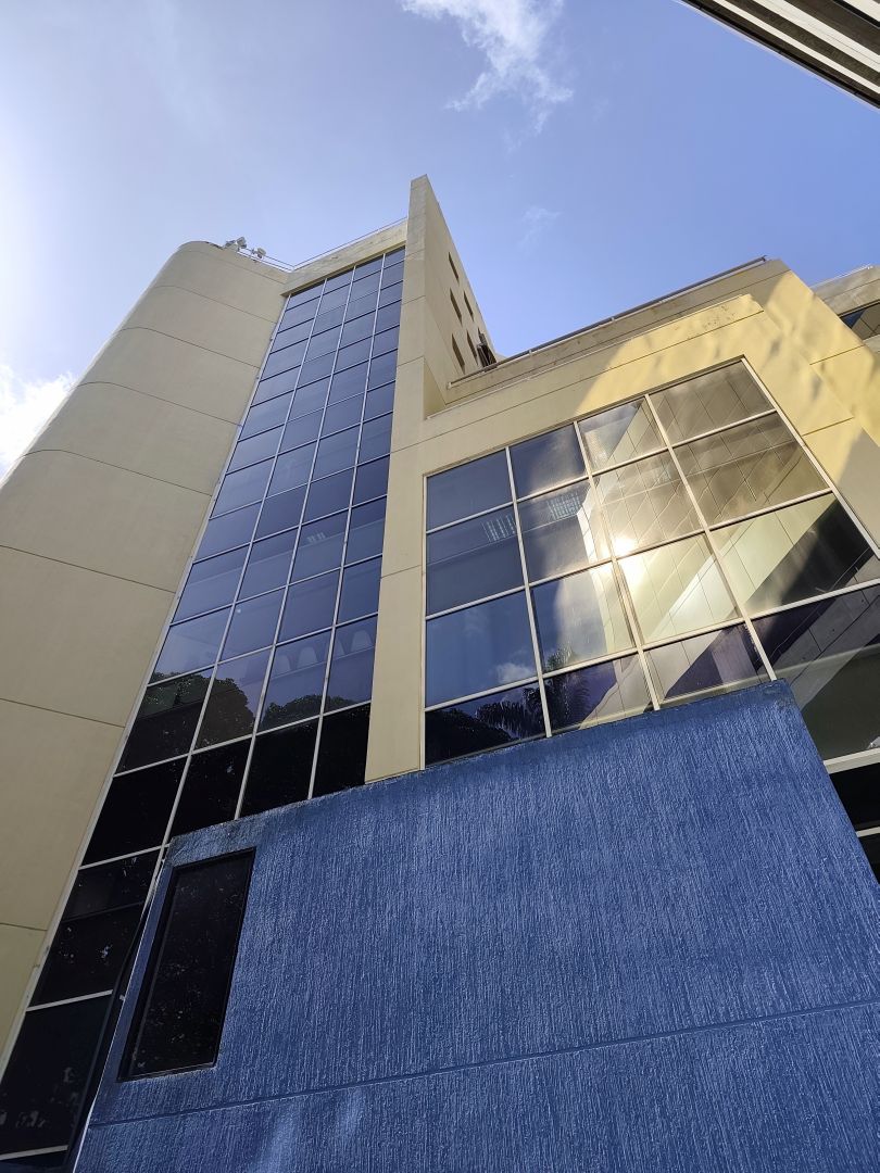 Edificio de Comercios y Oficinas a la Venta en Las Mercedes.10 pisos incluyendo stano con 27 puestos de estacionamiento. Precio de oportunidad en la zona de mayor revalorizacin de Caracas.