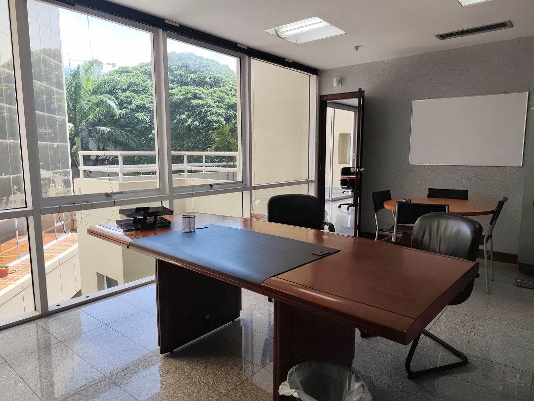 Edificio de Comercios y Oficinas a la Venta en Las Mercedes.10 pisos incluyendo stano con 27 puestos de estacionamiento. Precio de oportunidad en la zona de mayor revalorizacin de Caracas.