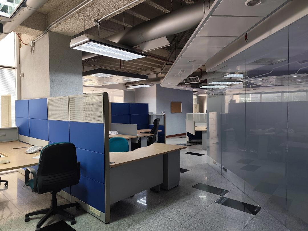 Edificio de Comercios y Oficinas a la Venta en Las Mercedes.10 pisos incluyendo stano con 27 puestos de estacionamiento. Precio de oportunidad en la zona de mayor revalorizacin de Caracas.