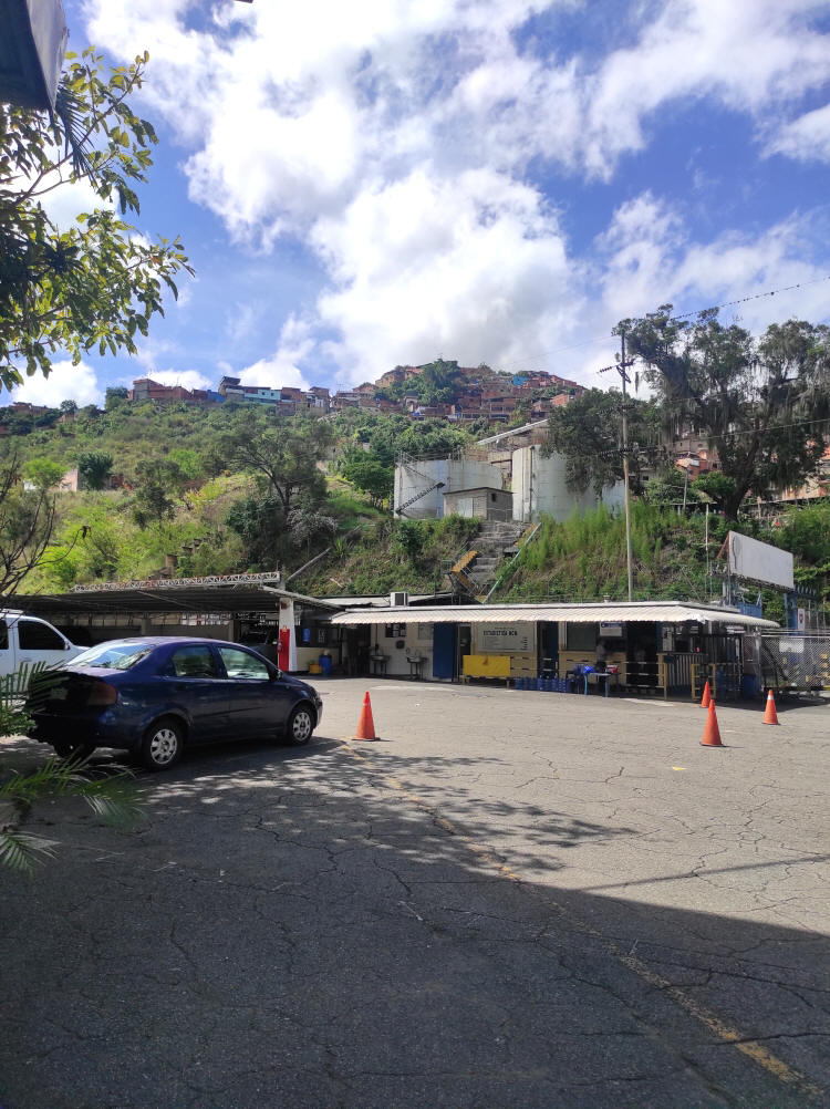 Se alquilan diferentes reas de galpones y depsitos, ubicados en el Sector Los Telares de la Zona Industrial de Ruiz Pineda.