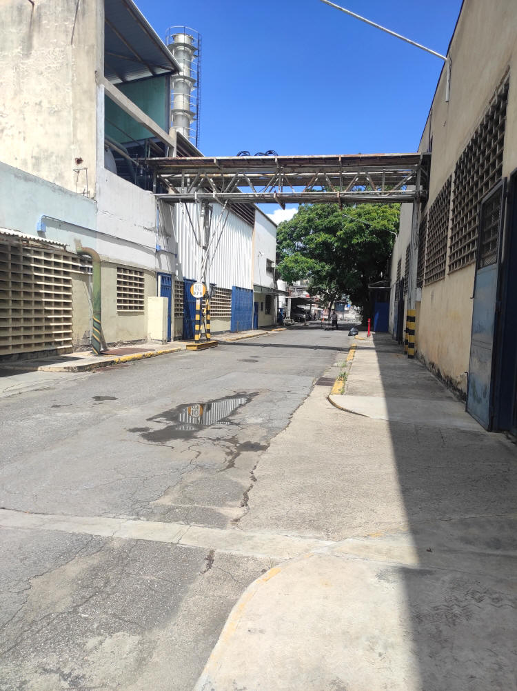 Se alquilan diferentes reas de galpones y depsitos, ubicados en el Sector Los Telares de la Zona Industrial de Ruiz Pineda.