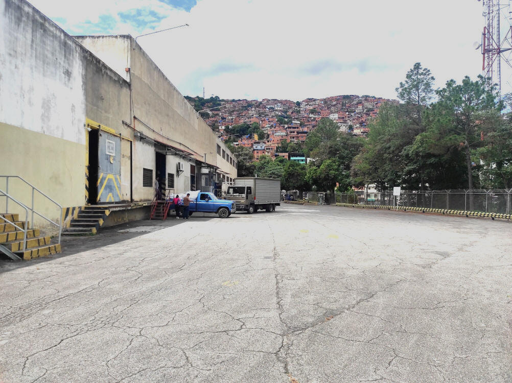 Se alquilan diferentes reas de galpones y depsitos, ubicados en el Sector Los Telares de la Zona Industrial de Ruiz Pineda.