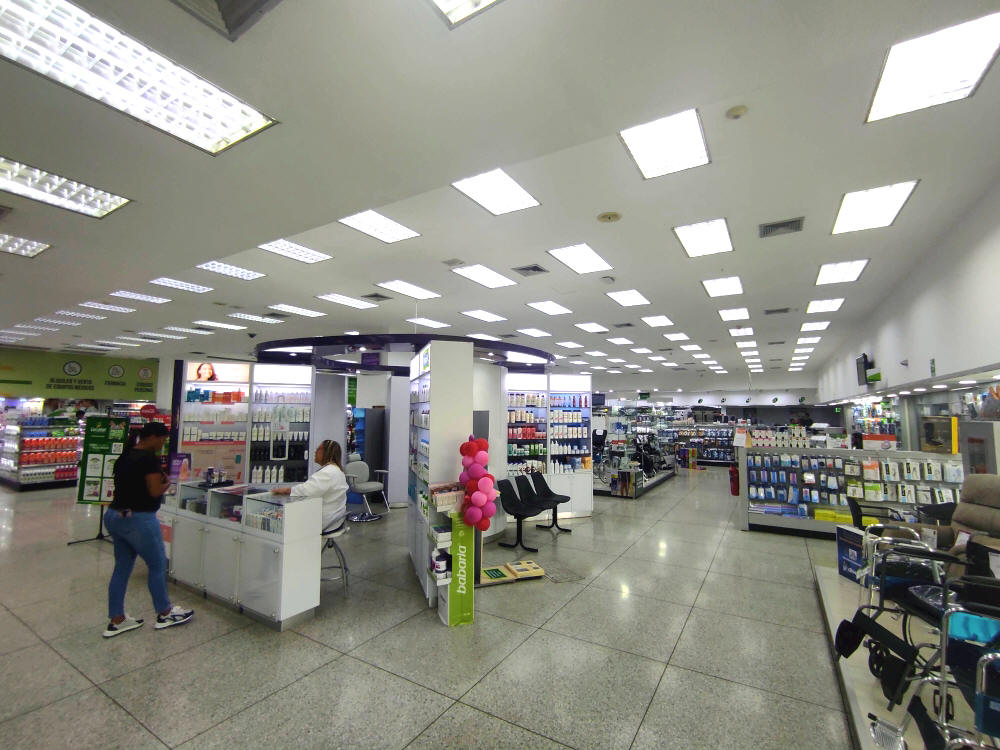 Venta de Local Comercial, C.C. El Sol en Santa Paula, muy bien distribu�do y proporcionado, funcionando. Excelente ubicaci�n y c�modo estacionamiento disponible para clientes.